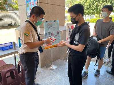 各徵兵處理現場除提供酒精消毒並派員引導,以維持社交安全距離