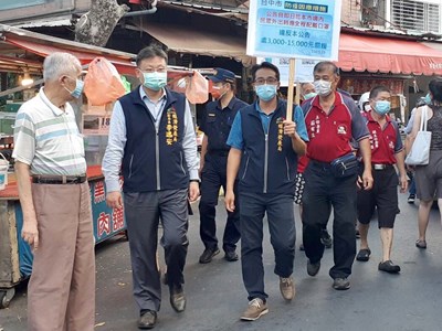 台中市政府經濟發展局副局長李逸安昨日傍晚帶隊至西屯區華美市集稽查民眾口罩佩戴情形-1