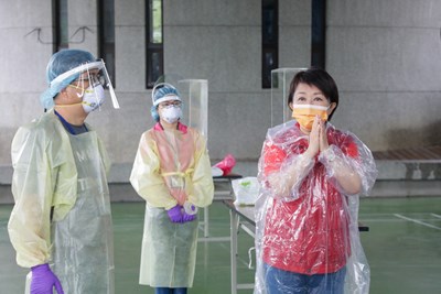 盧市長感謝所有同仁全力配合、機動處理,共同完成這項緊急工作,大家都是防疫英雄