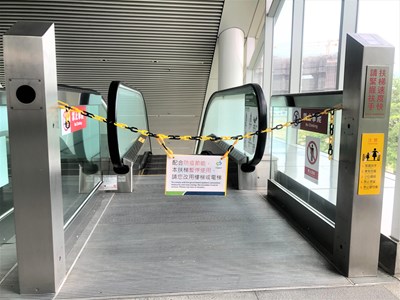 配合防疫節能,捷運車站手扶梯只上不下。