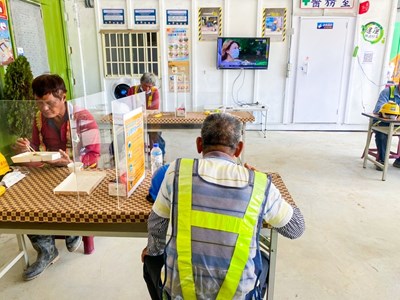 休息區採梅花座,防疫同時保障勞工權益