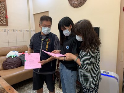 台中各區里的鄰長熱心防疫,積極訪查社區家戶並發送疫苗施打通知單