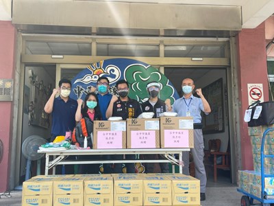 台中市議員張彥彤捐贈防護衣及運動飲料(中西區清潔隊)