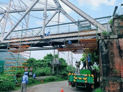 百年古橋再現風華 后豐鐵馬道花梁鋼橋進行塗裝工程