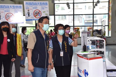 張局長今日至家樂福文心店視察社交距離宣導員設置情形,並於排隊處、熱門銷售區機動提醒民眾注意社交距離
