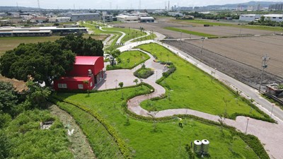 烏日區第四公墓轉型成「東園稻田森林公園」,種植超過2萬4,500株植栽