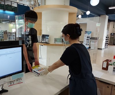 圖書館服務台設置隔板,降低讀者與館員的接觸風險