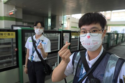 疫情降級首日,台中捷運站務員戴上「愛的距離」口罩,提醒民眾戴口罩、保持社交距離