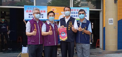 教育局副局長方炳坤今日特別前往中山國中快打站,向現場辛苦的工作人員表達感謝之意