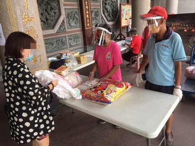 防疫不鬆懈 中市食物銀行分流發放