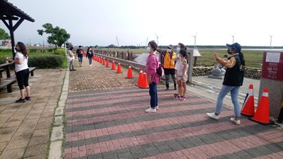 高美濕地木棧道年度維護工程順利完成,昨(1)日為關閉後首日開放
