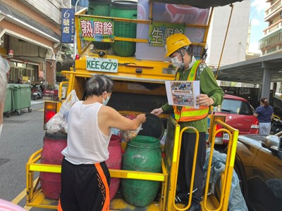 你保持「愛的社交距離」了嗎? 中市清潔隊員戴特製口罩勤宣導