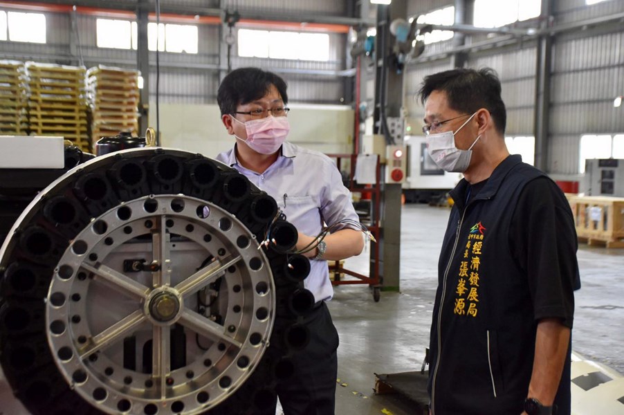 01 張峯源局長與聖杰國際總經理張慶三交流1