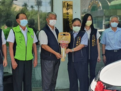 民政局長吳世瑋主持交車儀式,與石岡區長劉素幸共同將汽車鑰匙交予九房里守望相助隊