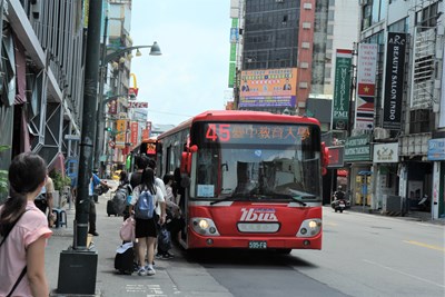 因應開學到校上課 中市公車落實防疫增加班次