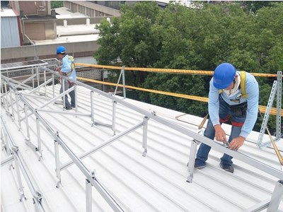 使勞工從事屋頂作業時,應使勞工確實使用安全帶、安全帽及其他必要之防護具_0