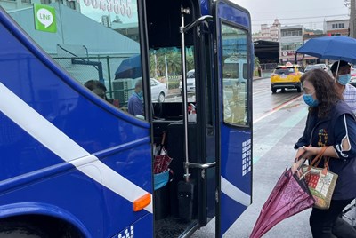 林秋蘭里長自費租用遊覽車協助接駁,爲里民的健康盡一份心力