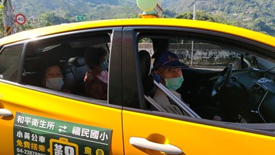 小黃公車免費接送偏遠長輩接種疫苗 長輩大讚好貼心