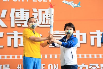 全運會鐵路火炬手到台中 盧市長侯市長合體領軍傳遞聖火