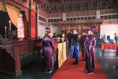 中市祭孔大典線上直播 黃副市長任正獻官循古禮表敬意