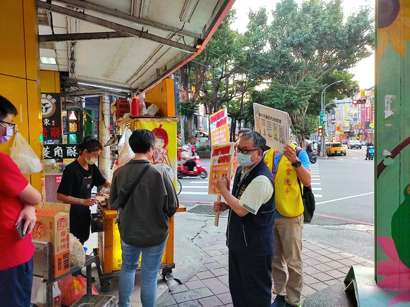 逢甲商圈餐飲內用宣導 - 謝公耀專門委員向店家講說最新防疫規範