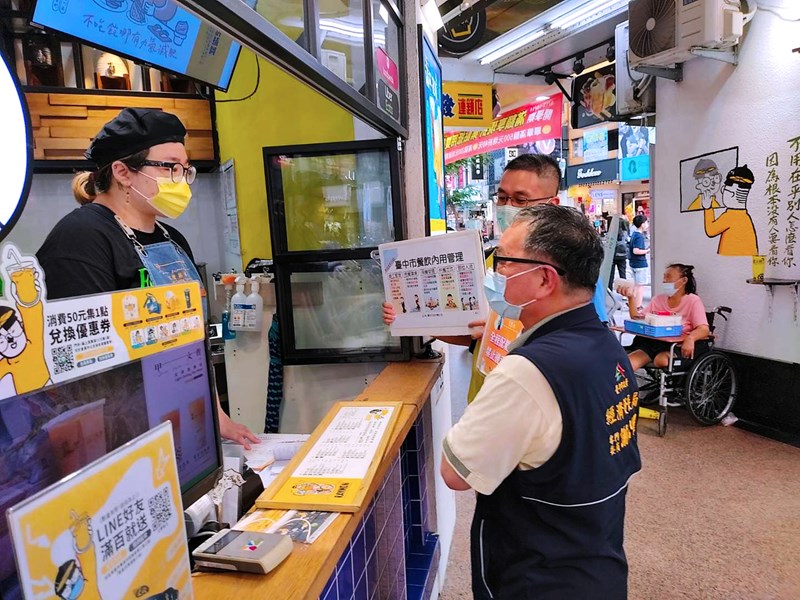 逢甲商圈餐飲內用宣導 - 謝公耀專門委員向店家講解餐飲內用規範