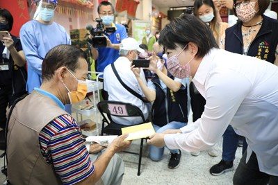 中市疫苗涵蓋率破7成 盧市長:65歲以上長者今施打完畢 完成階段任務