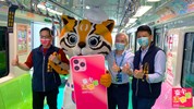 搭中捷遊購台中！ 台中購物節彩繪捷運列車今亮相 - 經發局張局長、交通局葉局長、中捷林董事長 與虎媽大合照!!