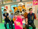 搭中捷遊購台中！ 台中購物節彩繪捷運列車今亮相 - 經發局張局長、交通局葉局長、中捷林董事長、虎媽 大合照!!
