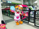 搭中捷遊購台中！ 台中購物節彩繪捷運列車今亮相 - 虎媽與中捷列車合照