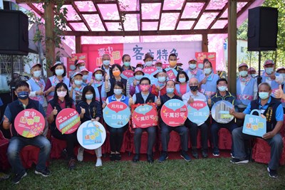 活動現場客委會主委江俊龍和與會貴賓合影,宣傳臺中購物節