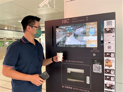 台中捷運與黑沃咖啡合作引進智能販賣機,在捷運站也能喝到好咖啡