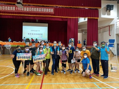 中市教育盃羽球錦標賽熱鬧登場 教育局長率隊參賽