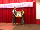 太平商圈會員大會 - 經濟發展局李逸安副局長致贈招財筆