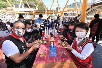 和平專案首站至達觀文健站 盧市長與民同歡體驗原民文化