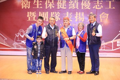 唐秉貴服務累計時數達16,228小時,榮獲「特殊貢獻獎」