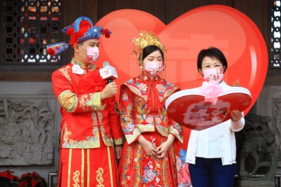 市長盧秀燕以主婚人身分出席,帶領新人宣讀結婚宣言