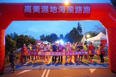迎海風奔跑! 高美濕地海風路跑熱鬧展開
