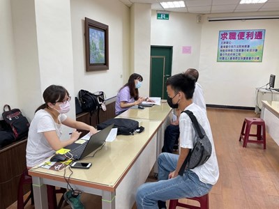 就業服務處主動服務協助毒品更生人順利就業,於台中市地檢署觀護人室設置據點服務