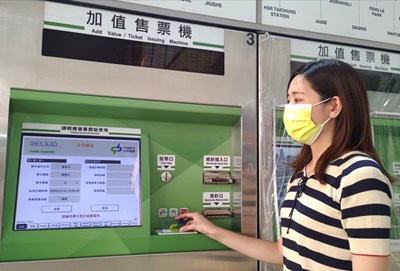 台中捷運公司提醒捷粉至車站加值售票機或自動加值機持卡感應,即可領上個月回饋金。