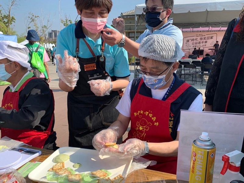 07 張峯源局長體驗微笑天使烘培坊手作牛軋餅