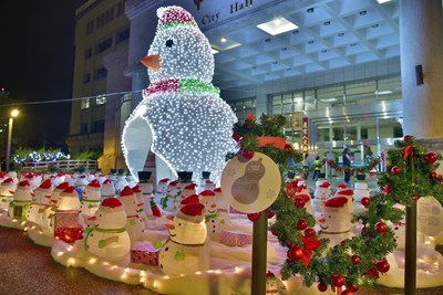 陽明市政大樓5公尺大雪人驚喜現身 創造「豐慶耶誕 雪境樂園」
