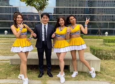 李善植局長(左二)與Passion Sisters 隊長小安(左三)、Peggy副隊長(左一)及貴貴(左四