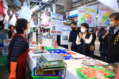 視察建國市場進口食品產地標示-盧市長-嚴守食安加強稽查