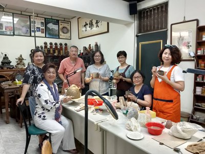 在李幸龍藝師細心指導下,參與學員各自創作屬於自己的茶器
