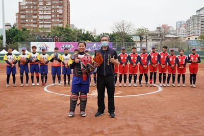 運動局李昱叡局長代表盧市長出席大專女壘聯賽冠軍戰,為選手加油打氣