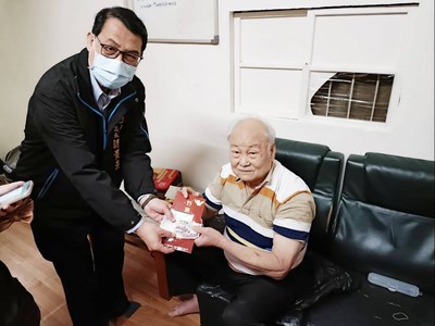 太平區長到宅關心長者接種情形,並頒發加碼獎勵禮卷及現金共1000元