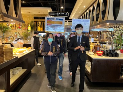 防疫不鬆懈!中市府強化視聽歌唱業、自助餐型態餐廳防疫宣導