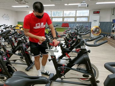 因應疫情升溫,中市各國民運動中心嚴格落實環境清消