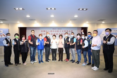 文英基金會捐建北屯「文英溪東圖書館」 盧市長樂喊:為善最樂、閱讀最好!